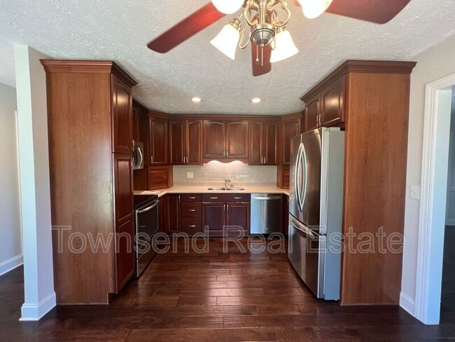 Building Photo - 303 Wagoner Dr