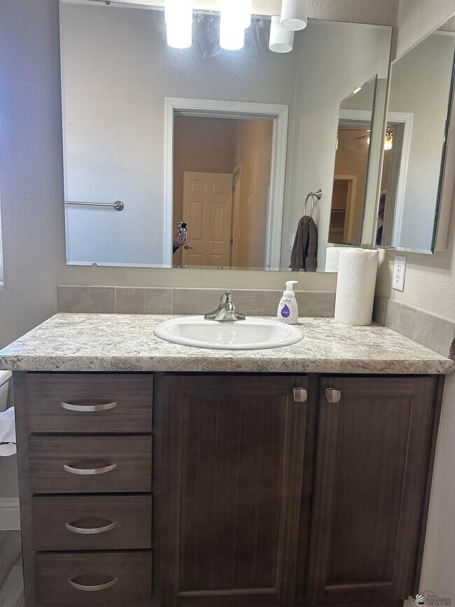 Building Photo - 13432 E 53rd St