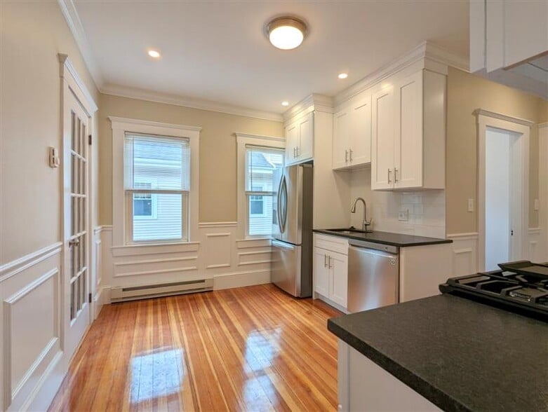 Building Photo - 32 Trowbridge St