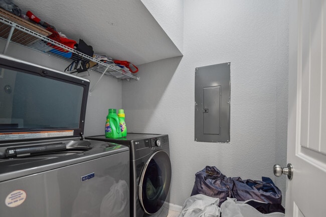 Building Photo - 305 N Division St