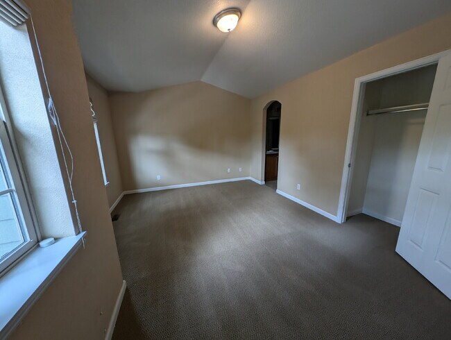 Building Photo - Great Lowry Townhome!