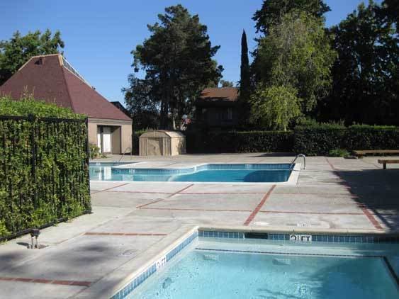 Building Photo - Nice 3br/1.5ba Town Home. Great school. Wa...