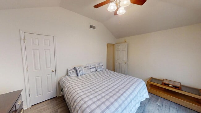Building Photo - "Spacious 3-Bedroom Retreat with 2 Full Ba...
