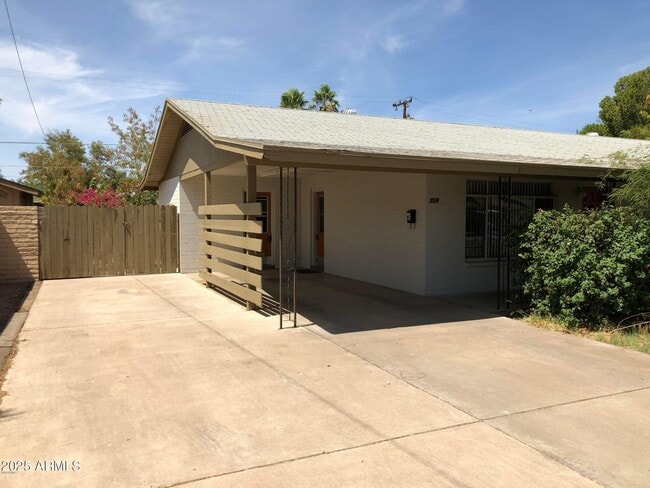 Building Photo - 718 E Granada Dr