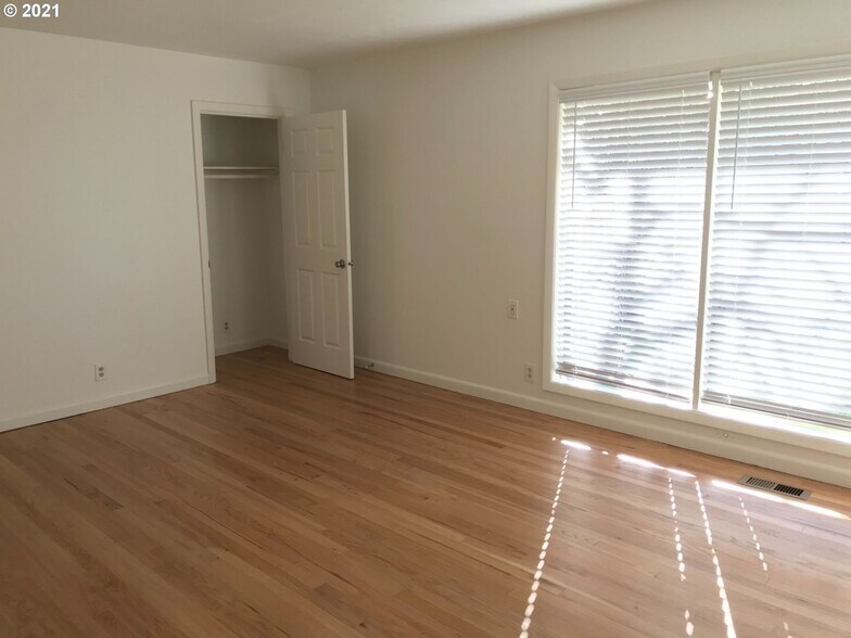 Building Photo - 2700 SW 123rd Ave