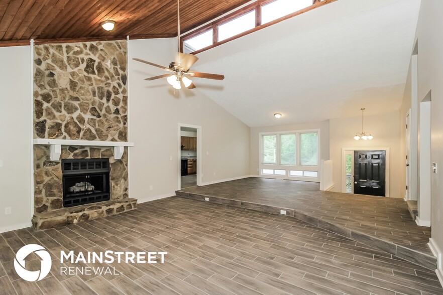 Building Photo - 587 Farmbrook Trail NE
