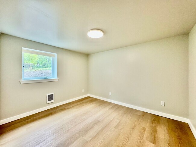 Building Photo - Seward Park fully renovated 4 bedroom, 3 b...