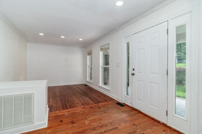 Building Photo - Beautiful 3 bedroom, in-law plan, Family Home in Martinez!  Walk to school!