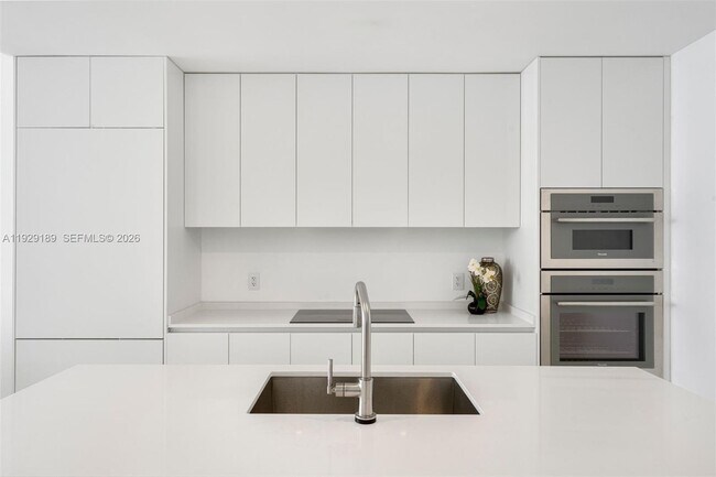 Building Photo - 700 NE 24th St