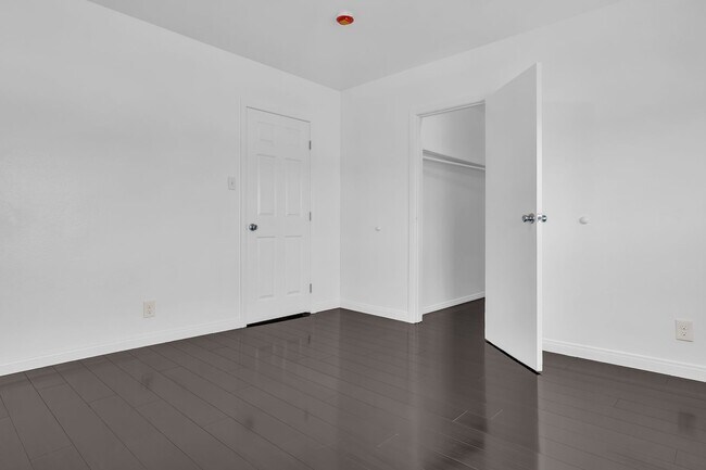 Building Photo - 915 E 91st St