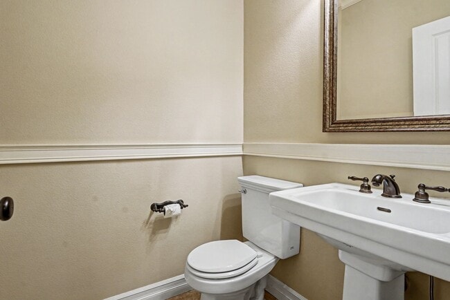 Building Photo - 4 bed, 2.5 bath Two-Story Home in West Salem