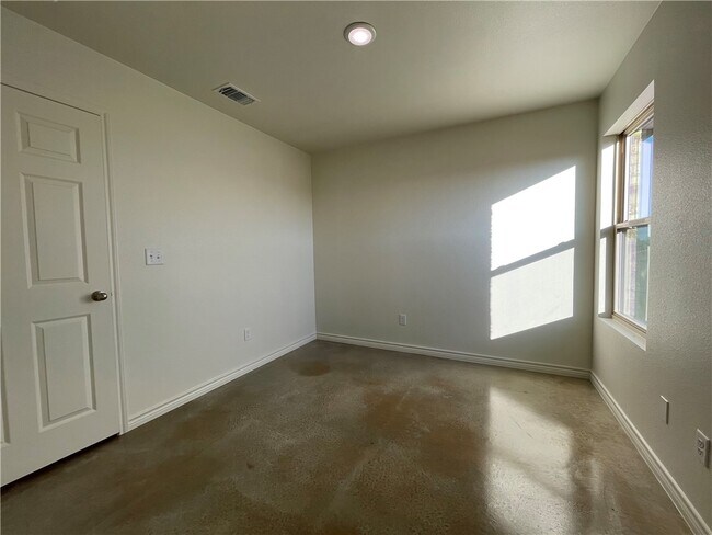 Building Photo - 2404 Duntov Dr