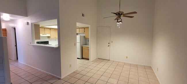 Building Photo - 2 bedrooms 2 car garage Central LV