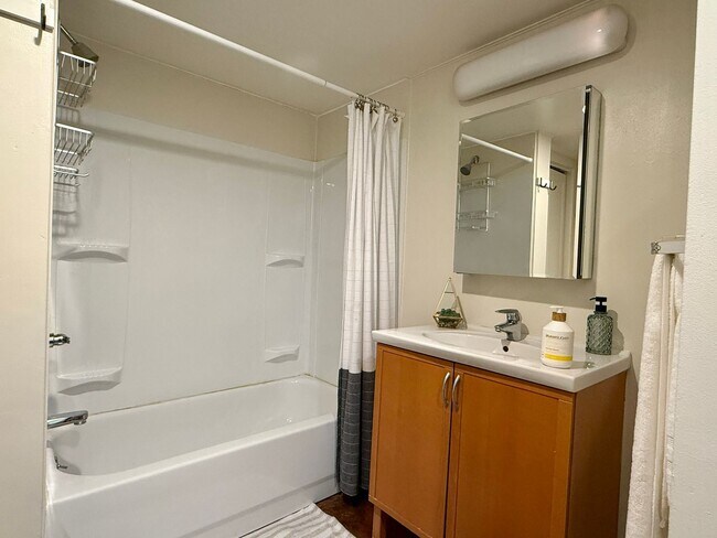 Building Photo - Lake Merrit’s Desirable East Lake Loft! Sp...