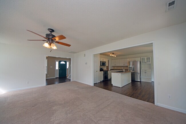 Building Photo - 1112 Huff Dr