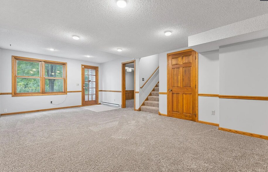 Building Photo - 1900 Vernon Dr S