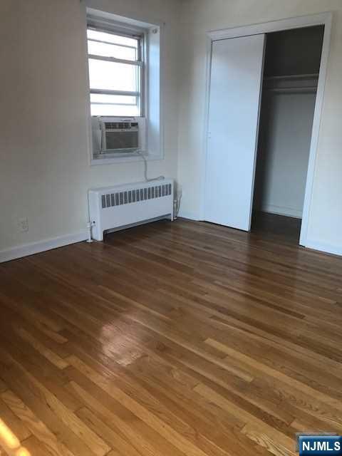 Building Photo - 2330 Linwood Ave