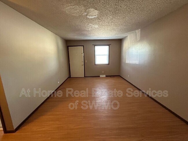 Building Photo - 621 Meadowview Dr