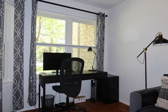 Building Photo - Hyde Park Country Condo - Furnished - 1BD/1BA - Covered Parking -Close to Everything