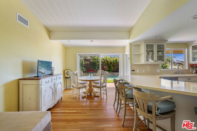 Building Photo - 1336 Bienveneda Ave