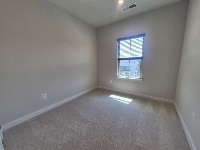 Building Photo - BEAUTIFUL END UNIT TOWNHOME IN NEW MARKET