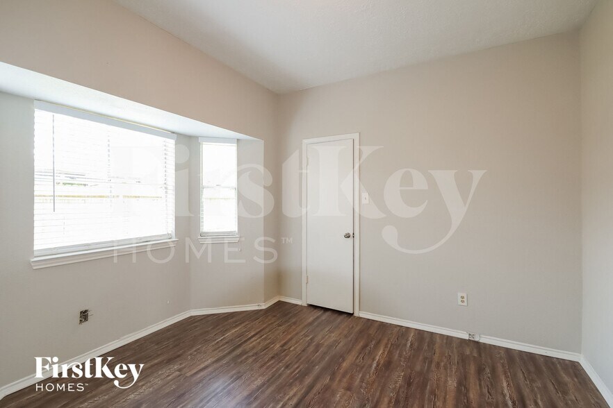 Building Photo - 10622 Lofty Pines Dr