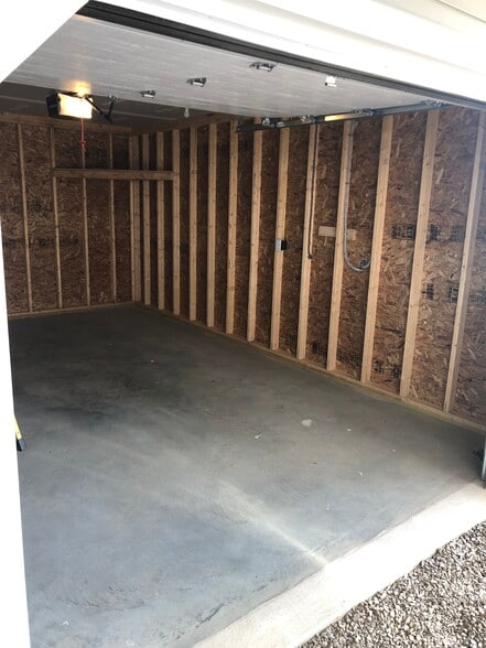 Building Photo - 5 Oak Ln