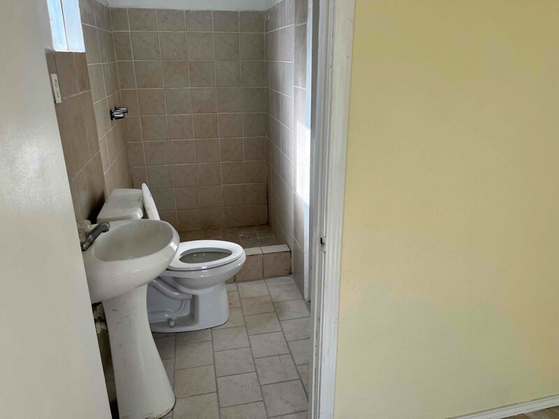 Building Photo - 713 Bowen St