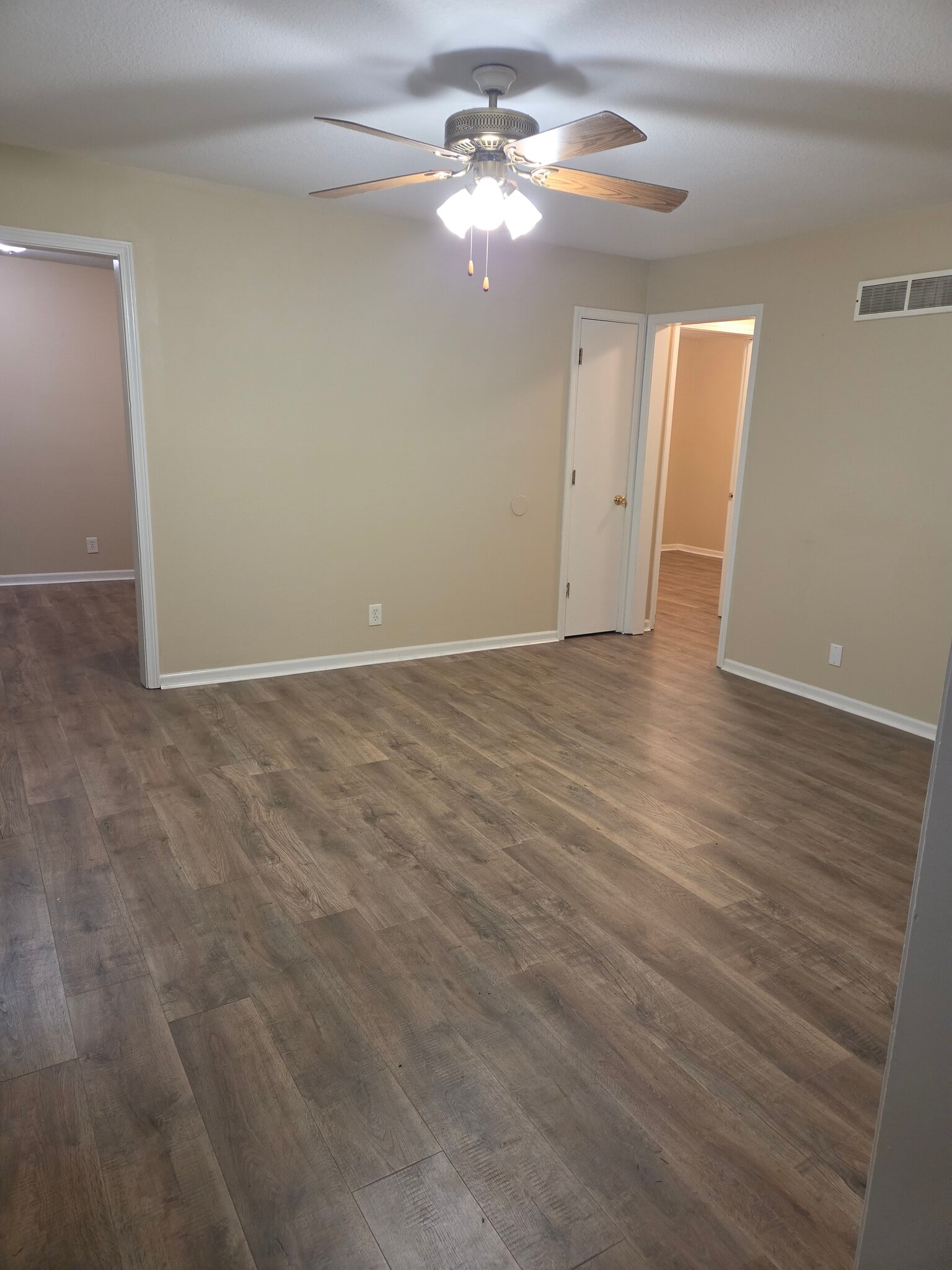 Building Photo - 2102 Chateau Dr