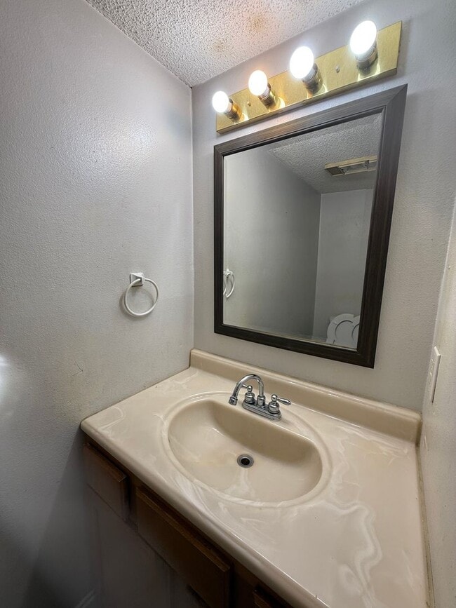 Building Photo - Condo in Kingspoint
