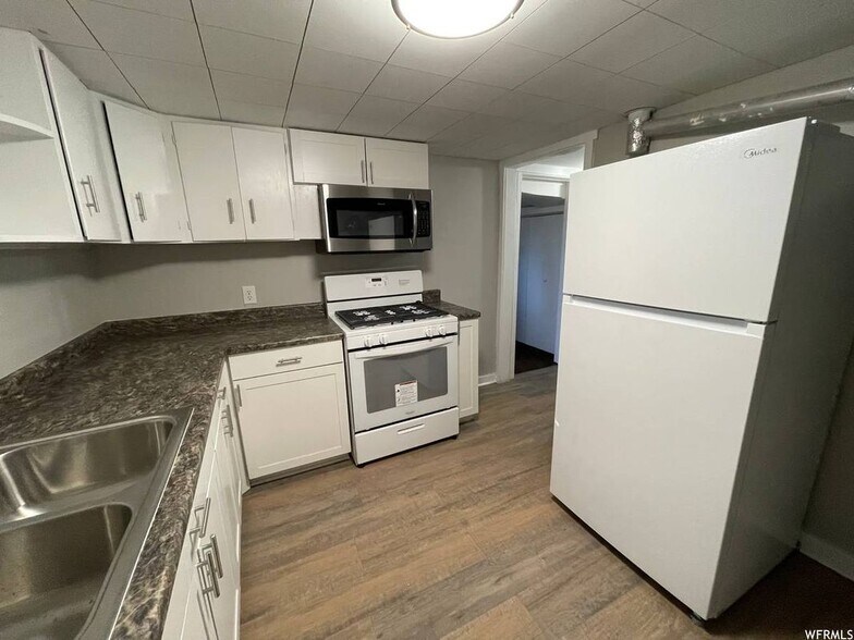 Building Photo - 982 Gramercy Ave