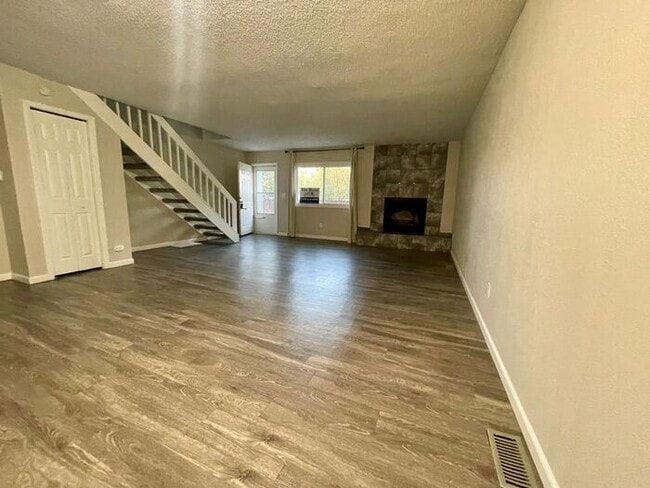 Building Photo - Spacious 3-bedroom, 2.5-bathroom Townhome