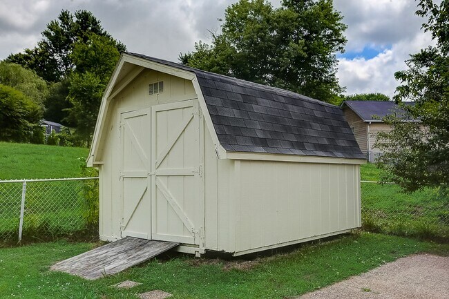 Building Photo - 200 Retreat Ct W