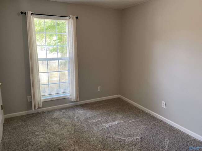 Building Photo - 111 Castleridge Dr