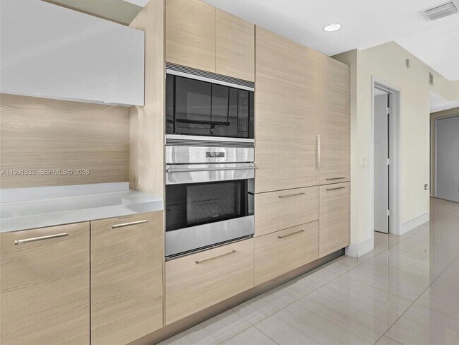 Building Photo - 17301 Biscayne Blvd