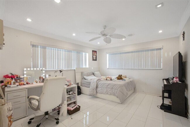 Building Photo - 1311 NE 27th Way