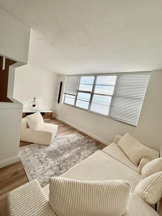 Building Photo - 801 Brickell Bay Dr