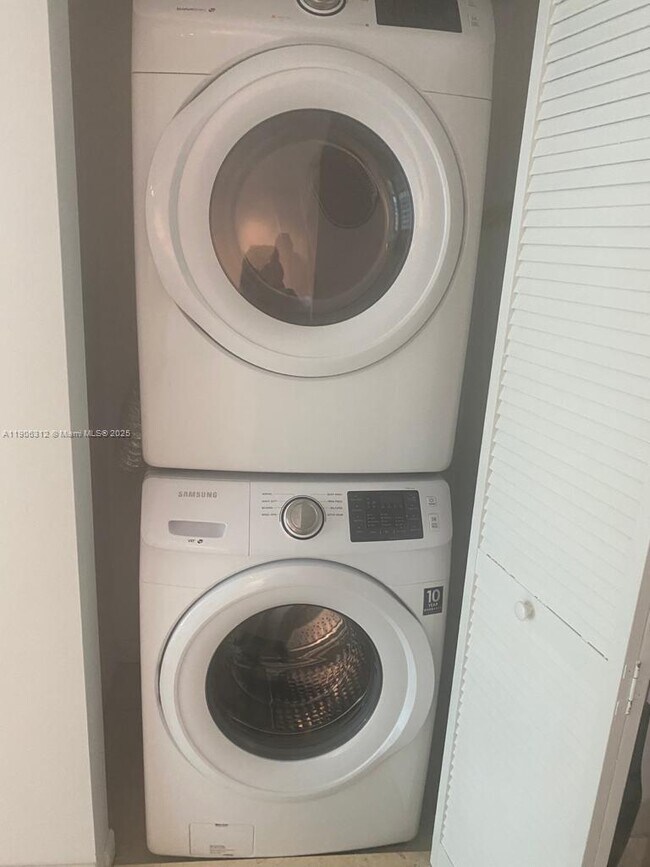 Building Photo - 2101 Brickell Ave