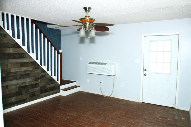 Building Photo - 527 W 6th St