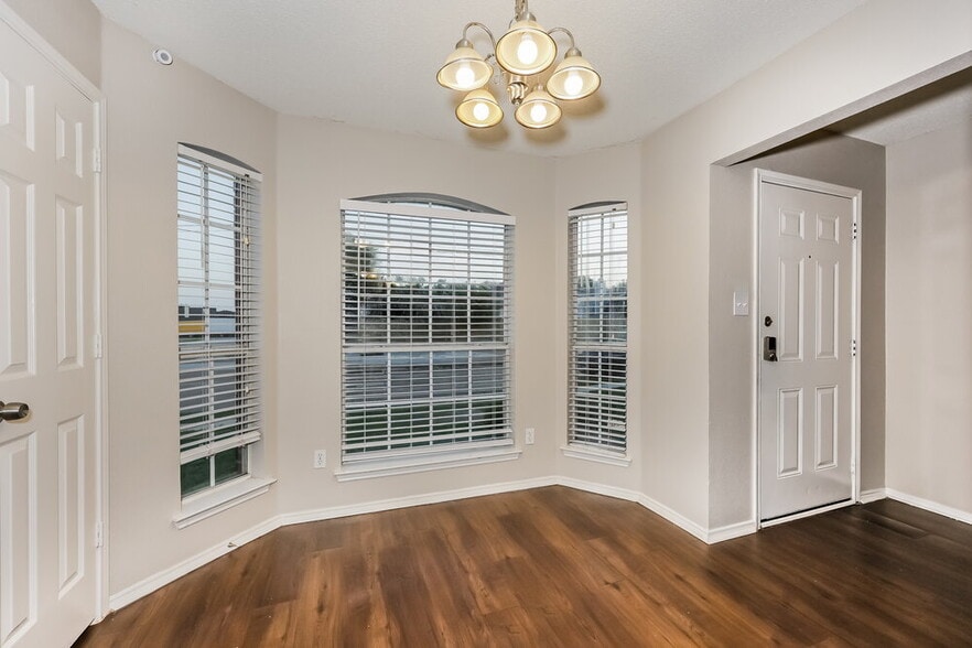 Building Photo - 2844 Claremont Dr