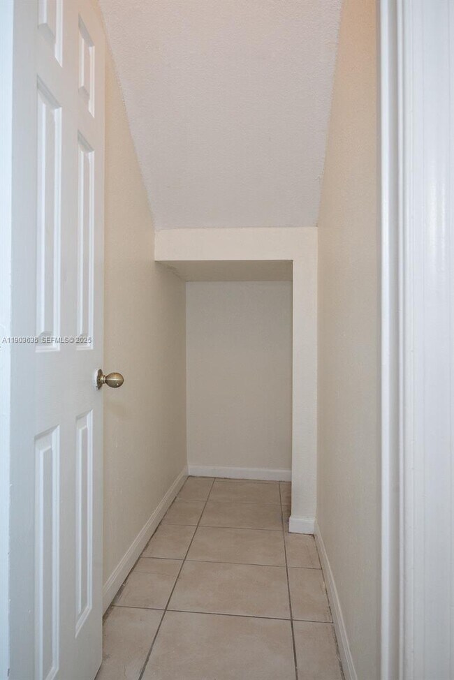 Building Photo - 2831 SE 15th Rd