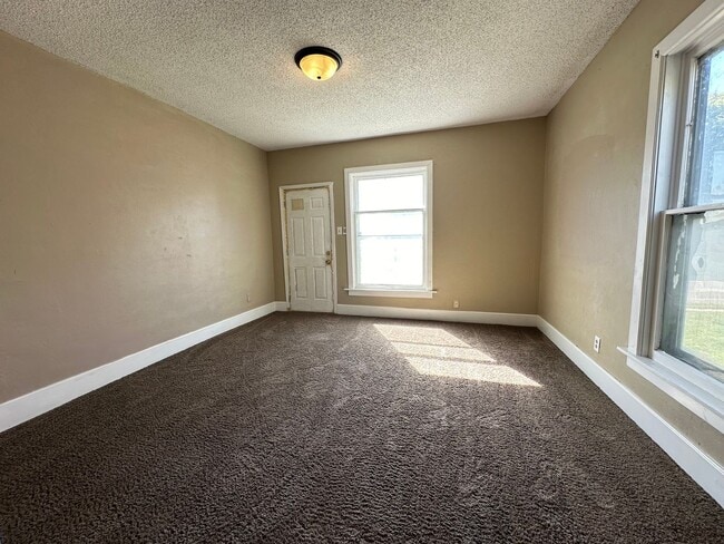 Building Photo - 4 bed 2 bath house $1,050