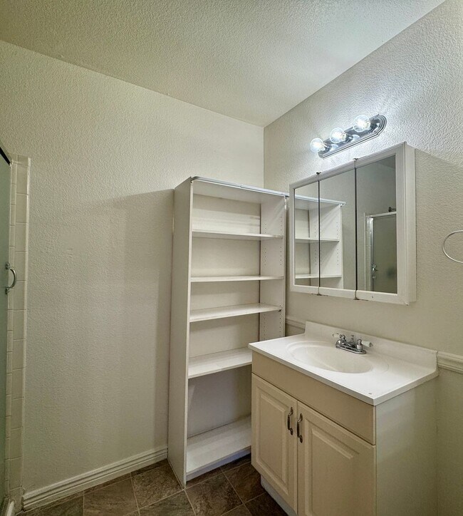Building Photo - Spacious 2 Bed 2 Bath Condo in Aurora! Across from Community Pool!!