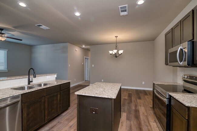 Building Photo - GORGEOUS 3 BEDROOM DUPLEX LOCATED IN MIDLO...