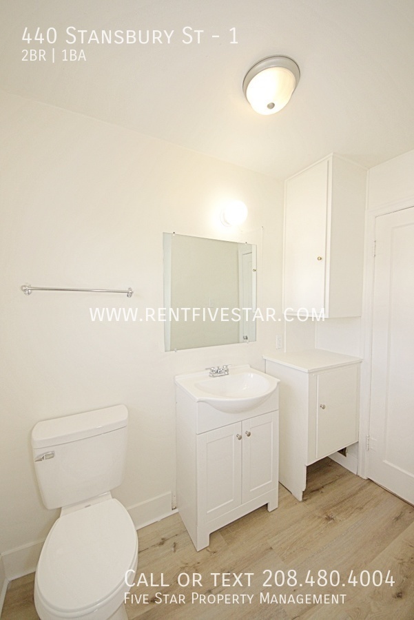 Building Photo - Charming 2 Bedroom Upstairs Apartment Avai...