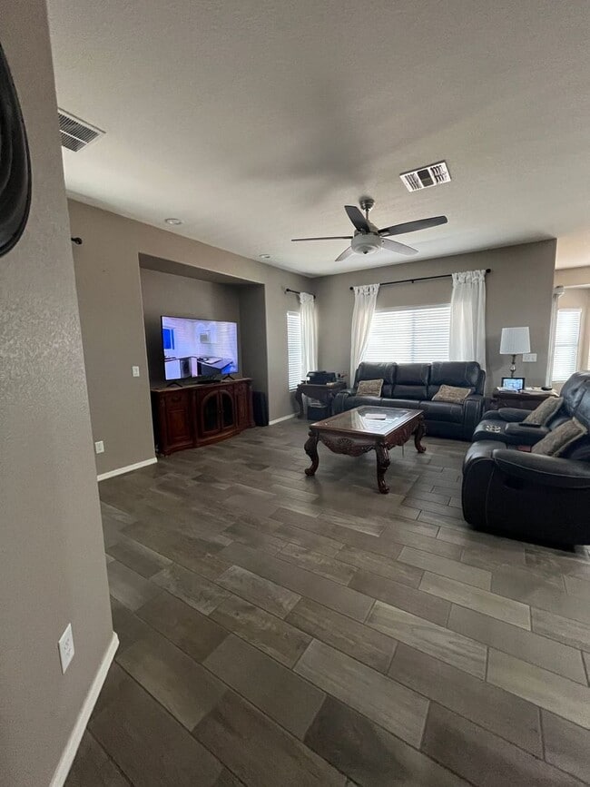 Building Photo - Clean and well maintained 4 bedroom home f...