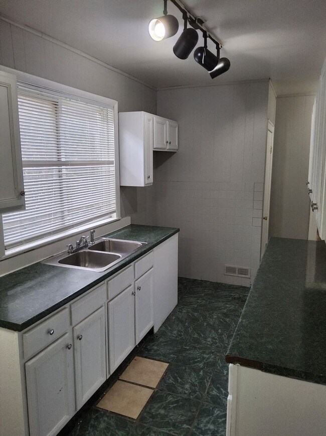 Building Photo - Welcome to this Chicago-style brick Bungal...