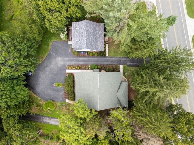 Building Photo - Spacious 3BR Townhome by the Bus Stop