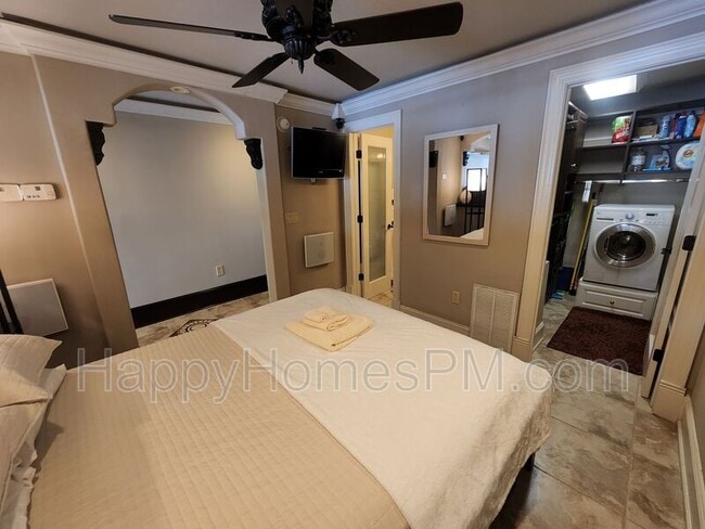 Building Photo - 350 King St