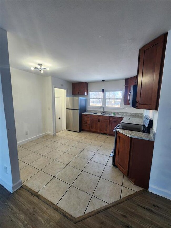 Building Photo - Beautiful 4 bedroom home, great mid town l...